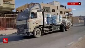 ateskesin ilk gununde 630 insani yardim tiri gazze seridine girdi vyPHUlvq