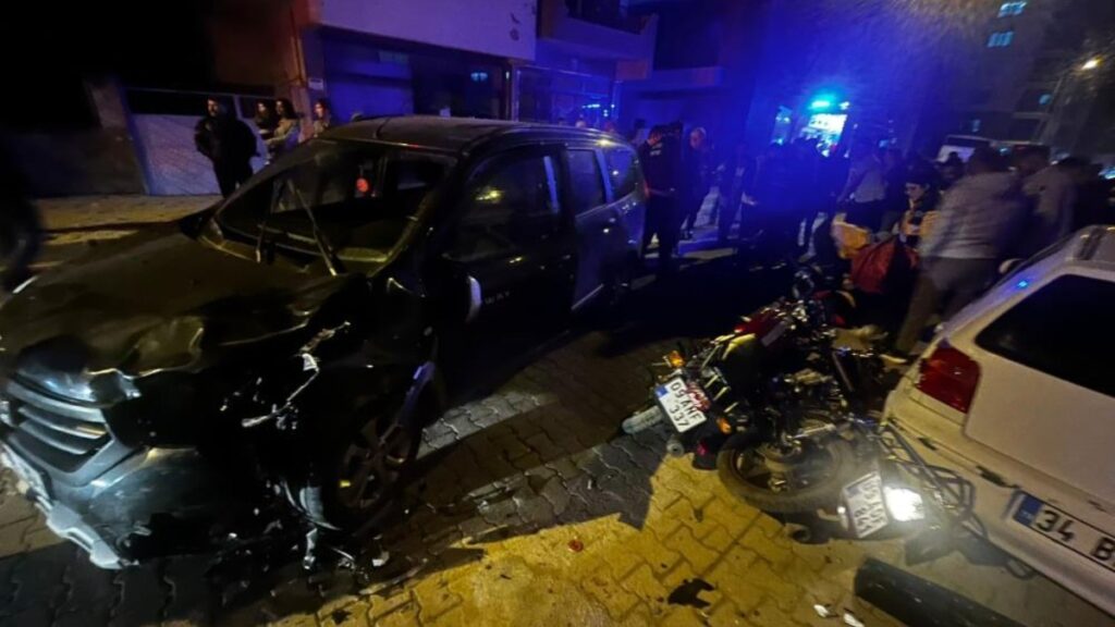 aydinda yarisan motosikletler otomobil ile kafa kafaya carpisti 3 yarali 6UP8dCJ2