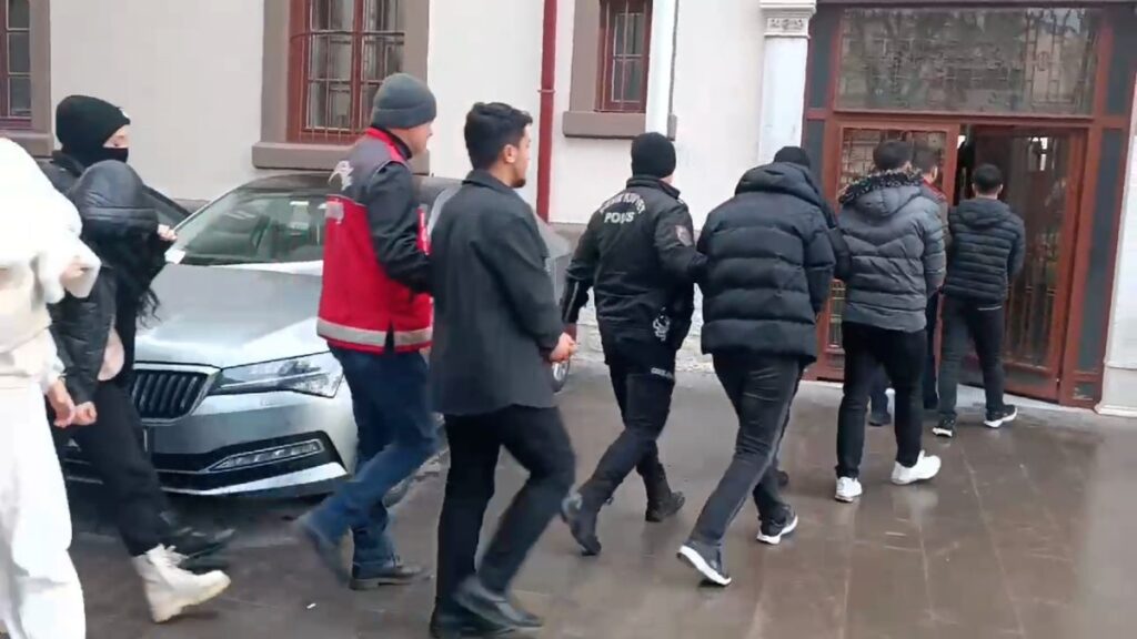 balikesirde 3 milyonluk vurgun yapan sahte ilan cetesi cokertildi lxWOJMgf