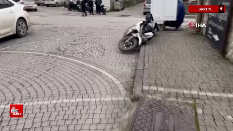Bartın'da ehliyetsiz sürücü yediği cezanın hırsını motosikletten çıkardı 1 bartinda ehliyetsiz surucu yedigi cezanin hirsini motosikletten cikardi c1w5LcZL