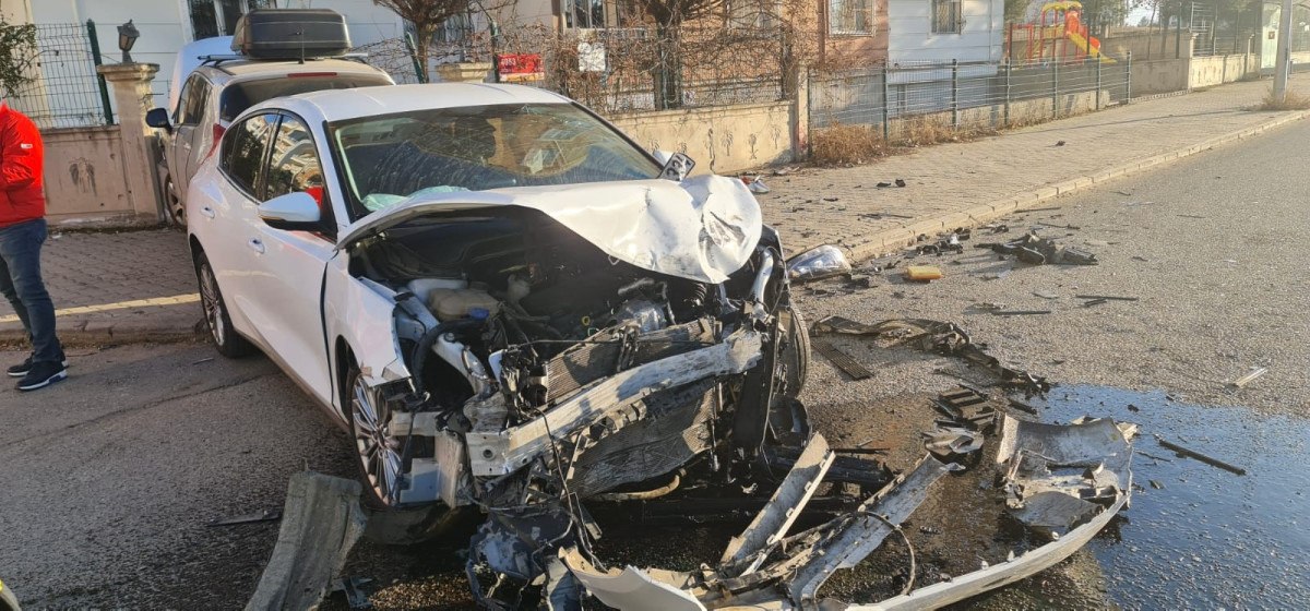 batmanda otomobillerin carpistigi kaza kamerada 2 yarali 1 plUtLAll