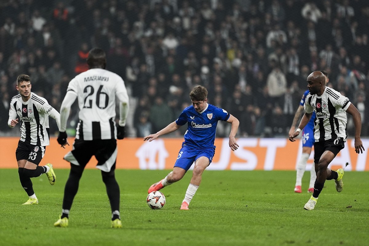 besiktas taraftari arthur masuakuyu alkisladi 1 EhQUIBCf