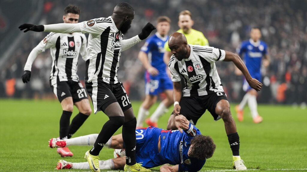 besiktas taraftari arthur masuakuyu alkisladi dMnyjAm3