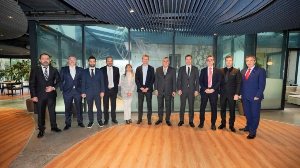 besiktastan uefa ve athletic bilbao heyetlerine dostluk yemegi VSGIRgDe