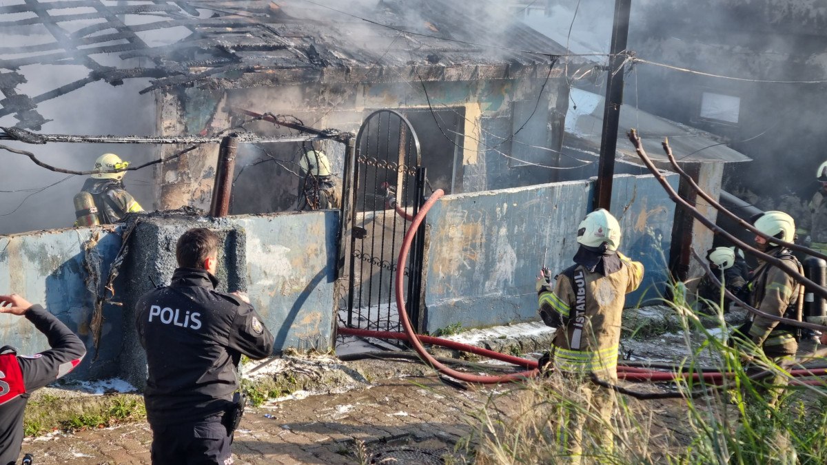 beyoglunda gecekondu yangini baba ve cocuklari son anda kurtarildi 1 VzpqNttU