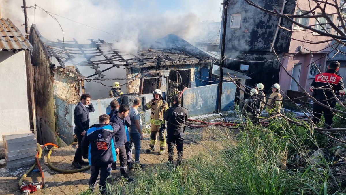 beyoglunda gecekondu yangini baba ve cocuklari son anda kurtarildi 2 36OOVzbA