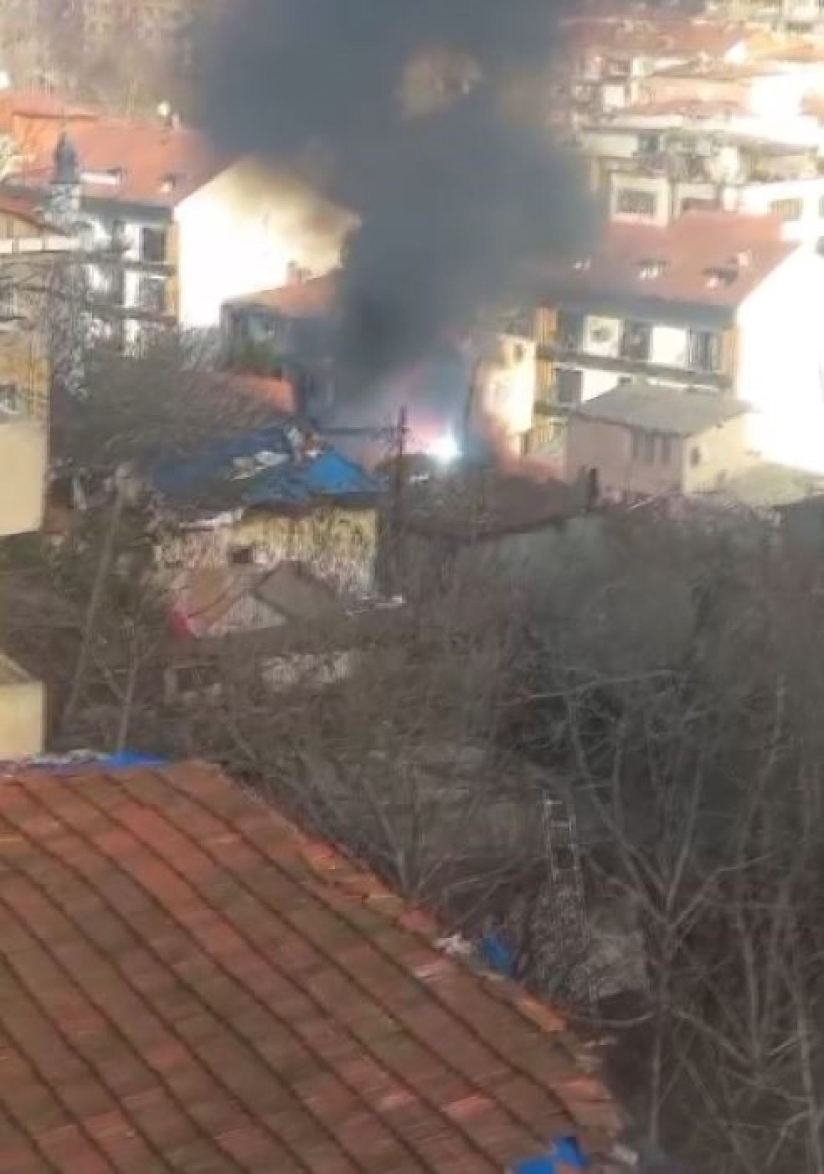 beyoglunda gecekondu yangini baba ve cocuklari son anda kurtarildi 3