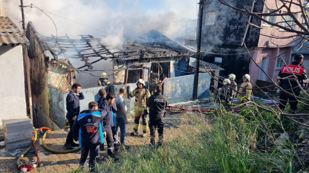 beyoglunda gecekondu yangini baba ve cocuklari son anda kurtarildi mFzGSttj