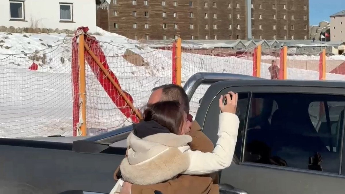 bolu kartalkayada yanan otelin onunde aci bekleyis 0 O77rUXqv