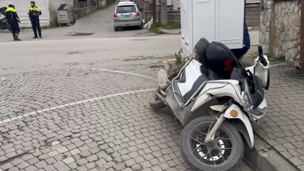 boluda ceza yiyen ehliyetsiz surucu ofkesini motosikletten cikardi B6Ybzu75