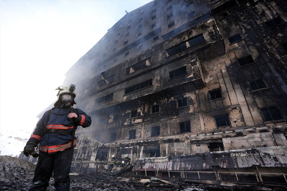 boludaki otel yangininin ortasinda kalan adamin caresiz halleri 1 l6QNDi1d