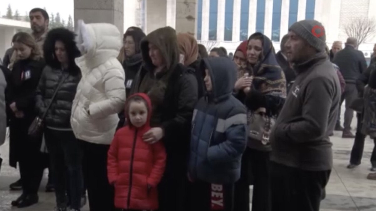 boludaki yanginda vefat eden cetiz ailesi son yolculuguna ugurlandi 3 KppFFF7w
