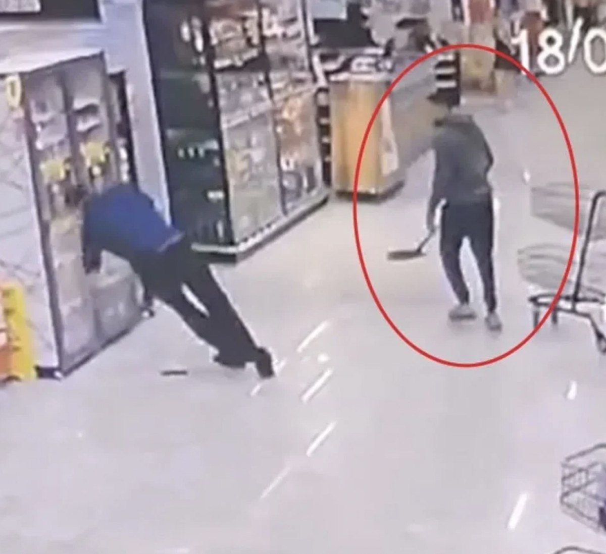 brezilyada ofkeli koca dehseti esinin calistigi marketteki muduru kurekle darbetti 0 vaYOzytC