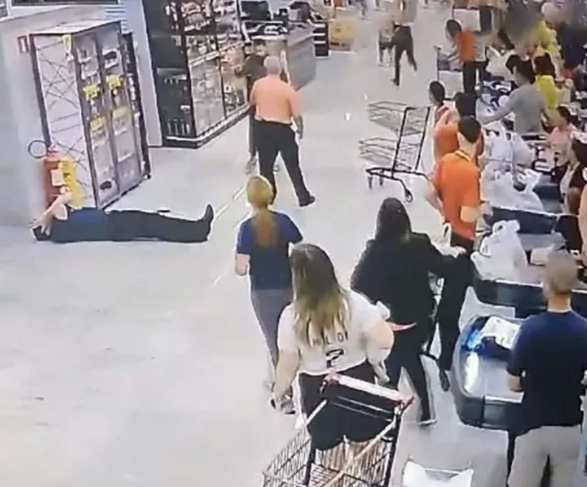 brezilyada ofkeli koca dehseti esinin calistigi marketteki muduru kurekle darbetti 1 JMbt1haU