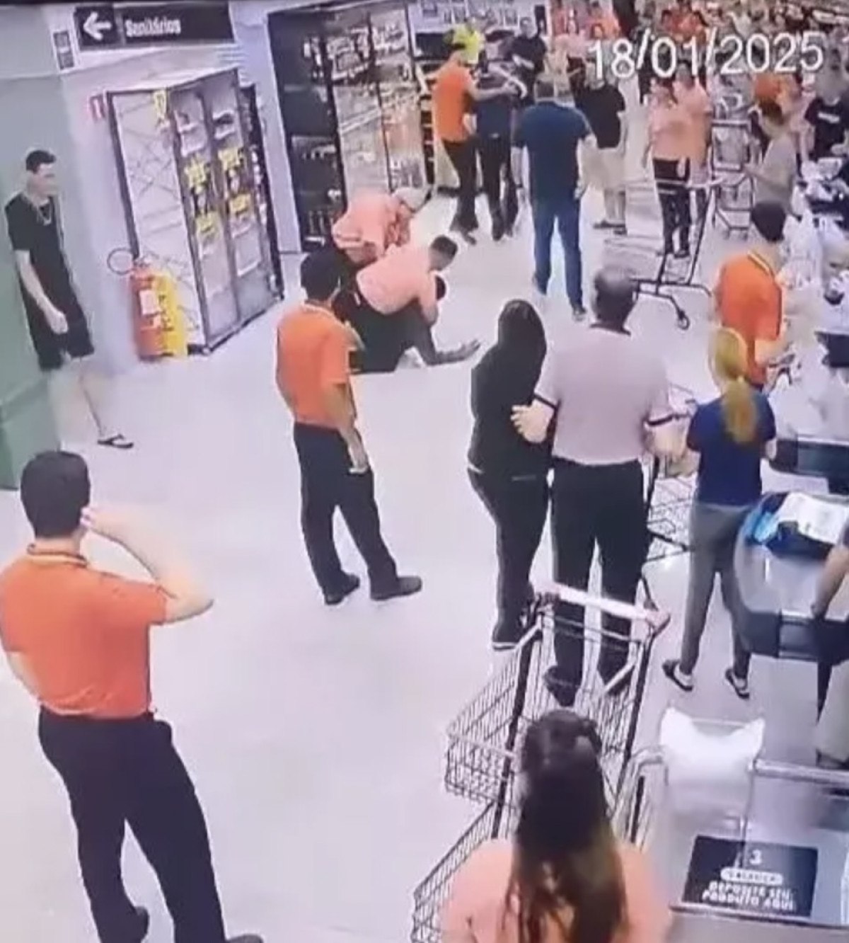 brezilyada ofkeli koca dehseti esinin calistigi marketteki muduru kurekle darbetti 2 PGTnlEWs
