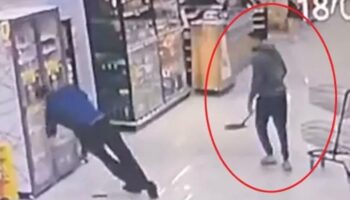 brezilyada ofkeli koca dehseti esinin calistigi marketteki muduru kurekle darbetti OVUxmrsd