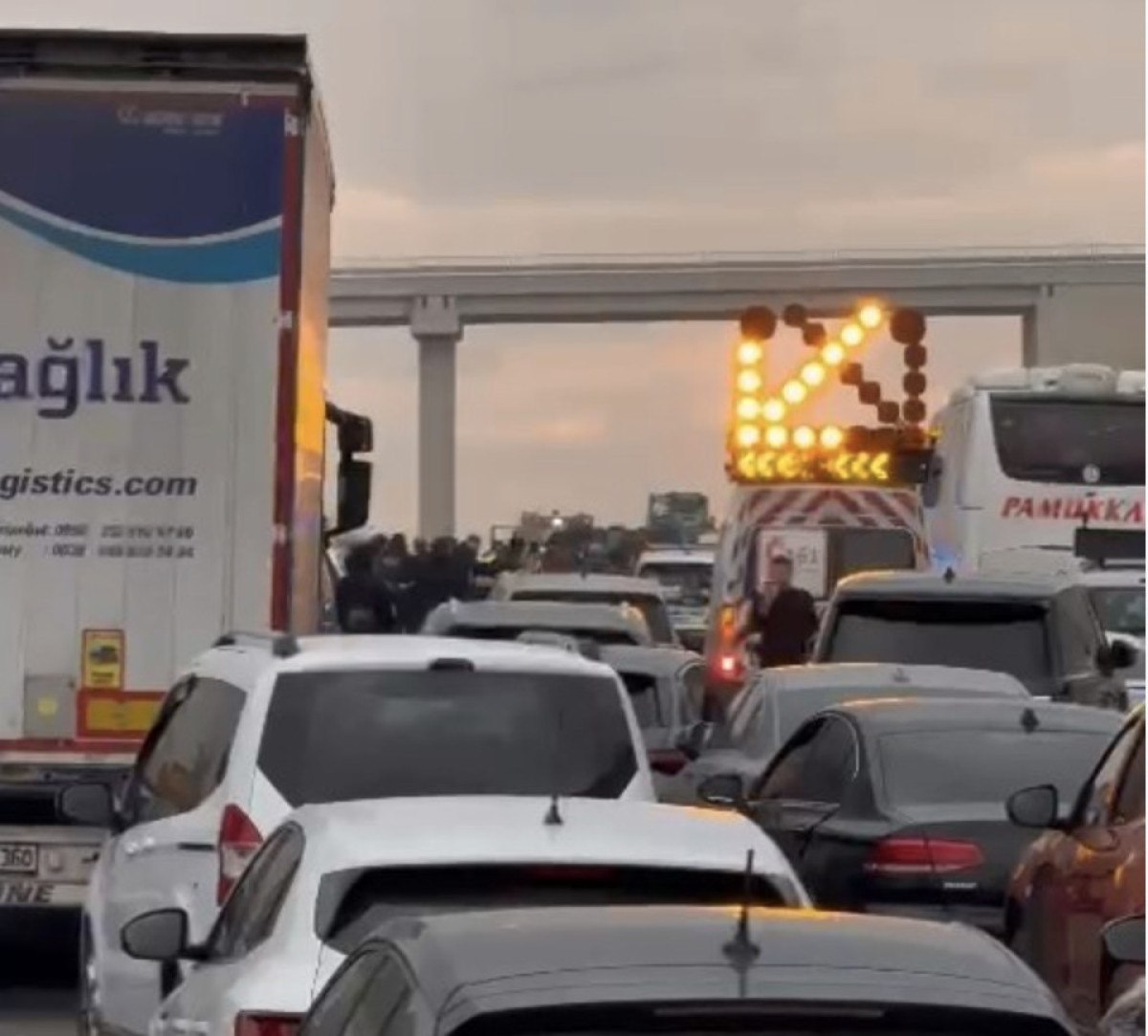 bursa izmir otobaninda kaza sonrasi yol trafige kapandi 0 BKhyzSqE