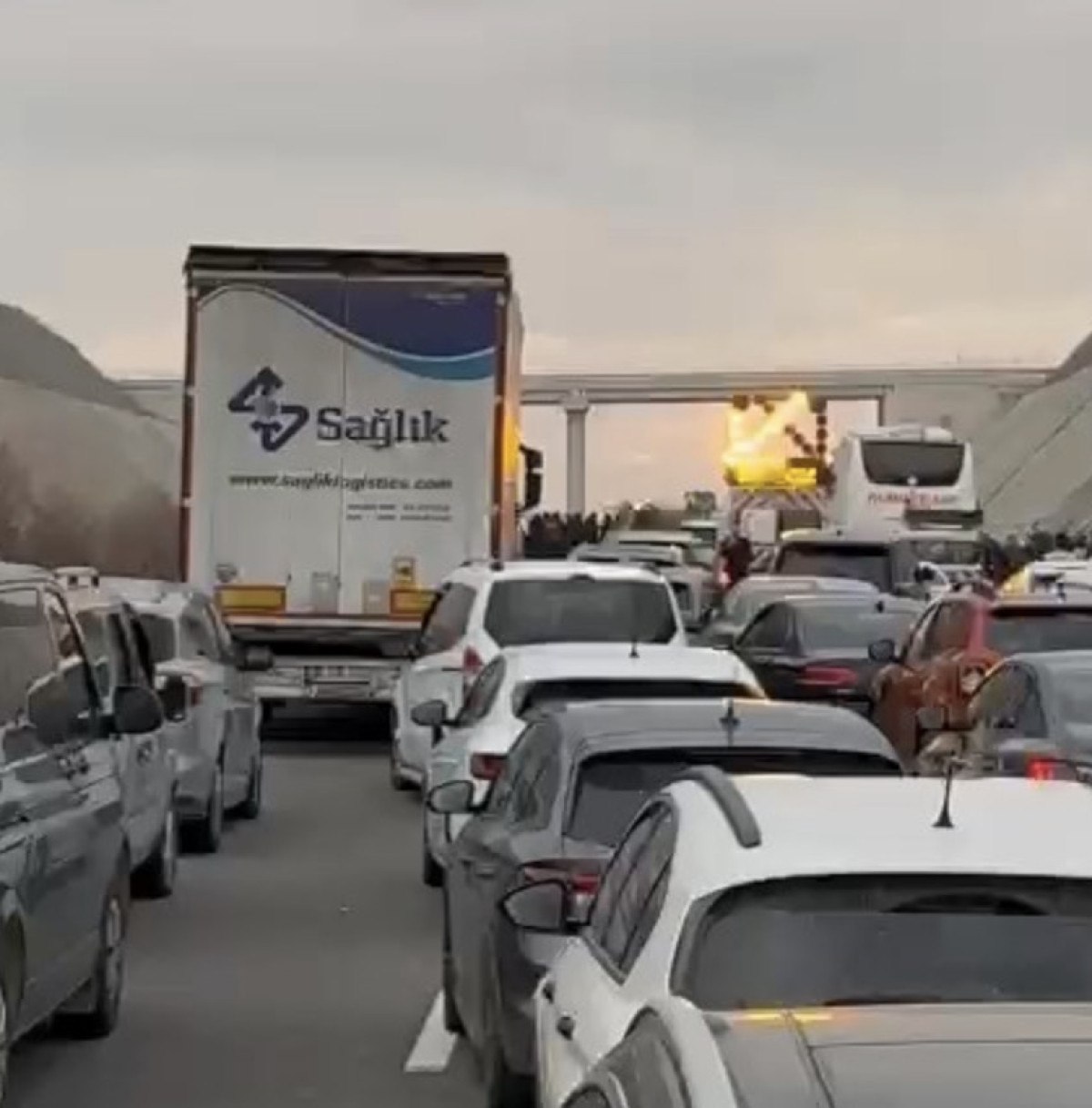 bursa izmir otobaninda kaza sonrasi yol trafige kapandi 1 ATlRBIWm