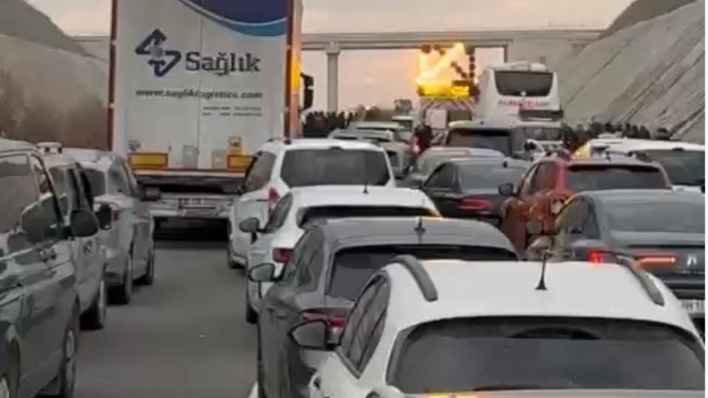 bursa izmir otobaninda kaza sonrasi yol trafige kapandi JaCIZDP6