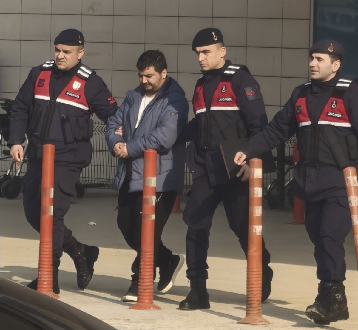 bursada kendisini doktora goturmek isteyen babasini bicakladi 1 7dg3UyvV