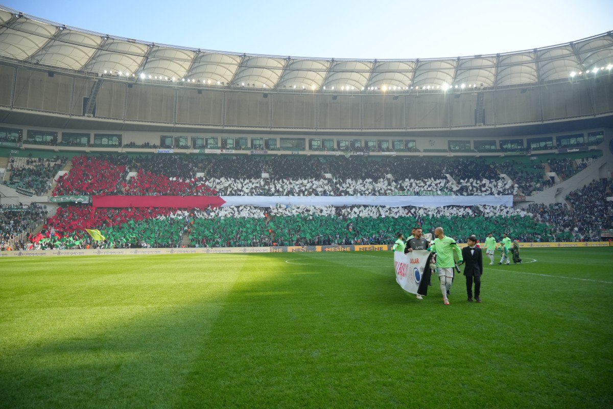bursaspor taraftarlarindan filistine destek koreografisi 0 ZrUeiHtT