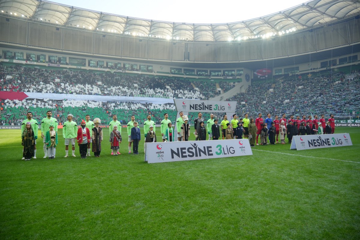 bursaspor taraftarlarindan filistine destek koreografisi 1 dN7B9PIs