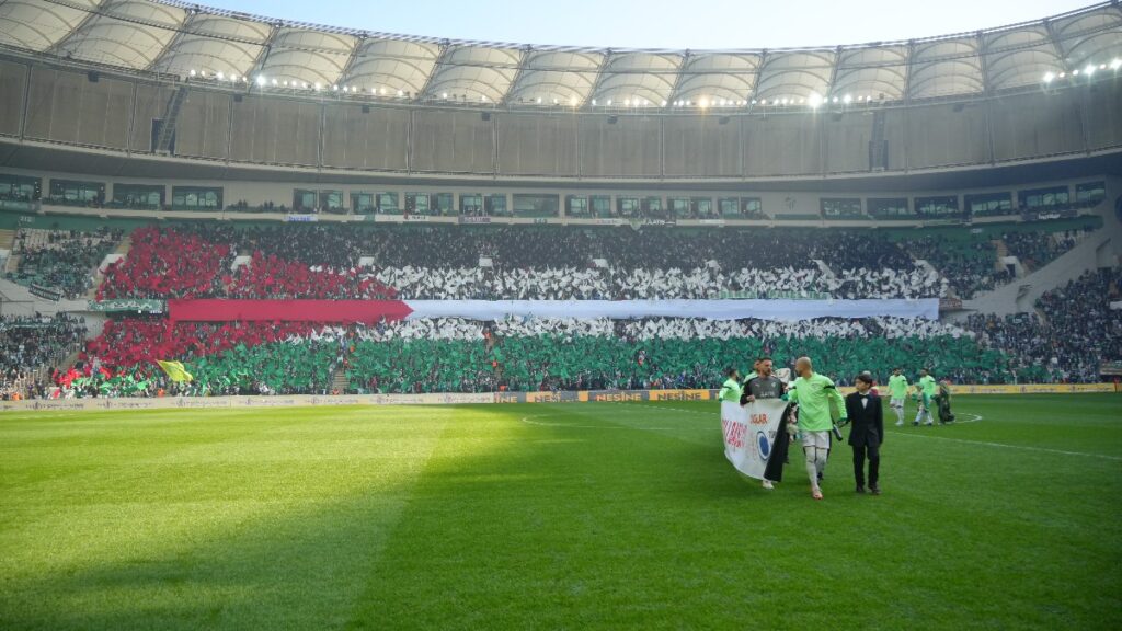 bursaspor taraftarlarindan filistine destek koreografisi BFWWj96M