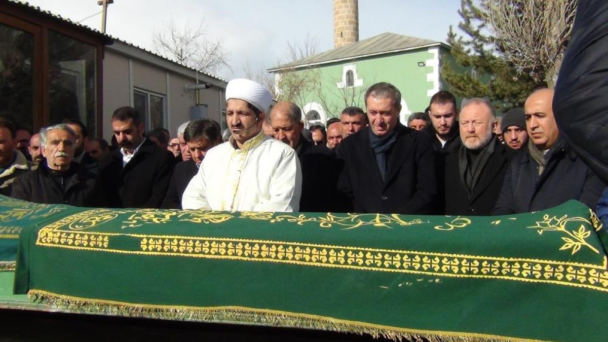 dem parti es genel baskani tuncer bakirhanin babasi topraga verildi 0 QRdmusKG