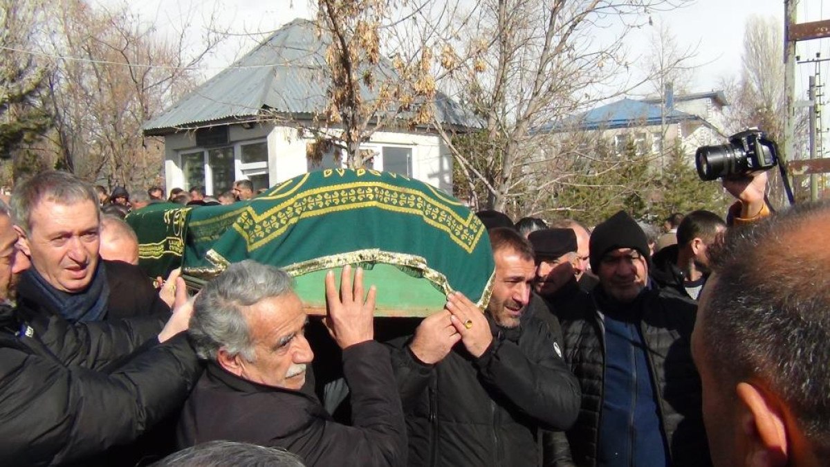 dem parti es genel baskani tuncer bakirhanin babasi topraga verildi 1 zj96aOHI