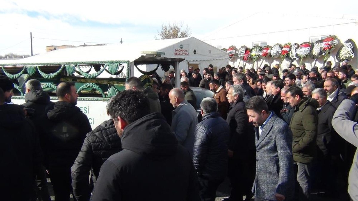 dem parti es genel baskani tuncer bakirhanin babasi topraga verildi 2 UcwyDFzI