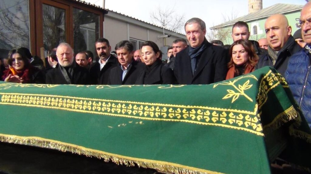 dem parti es genel baskani tuncer bakirhanin babasi topraga verildi 8SP9QR3T