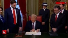 donald trump ilk kararnamelerini canli yayinda imzaladi snf3rjxB