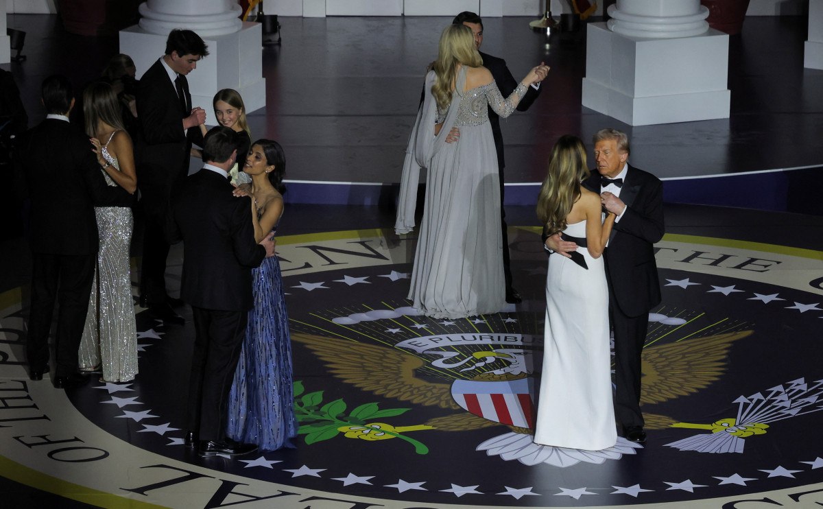 donald trump ve melania trump baskomutanlik balosunda dans etti 0 CFU9azXf