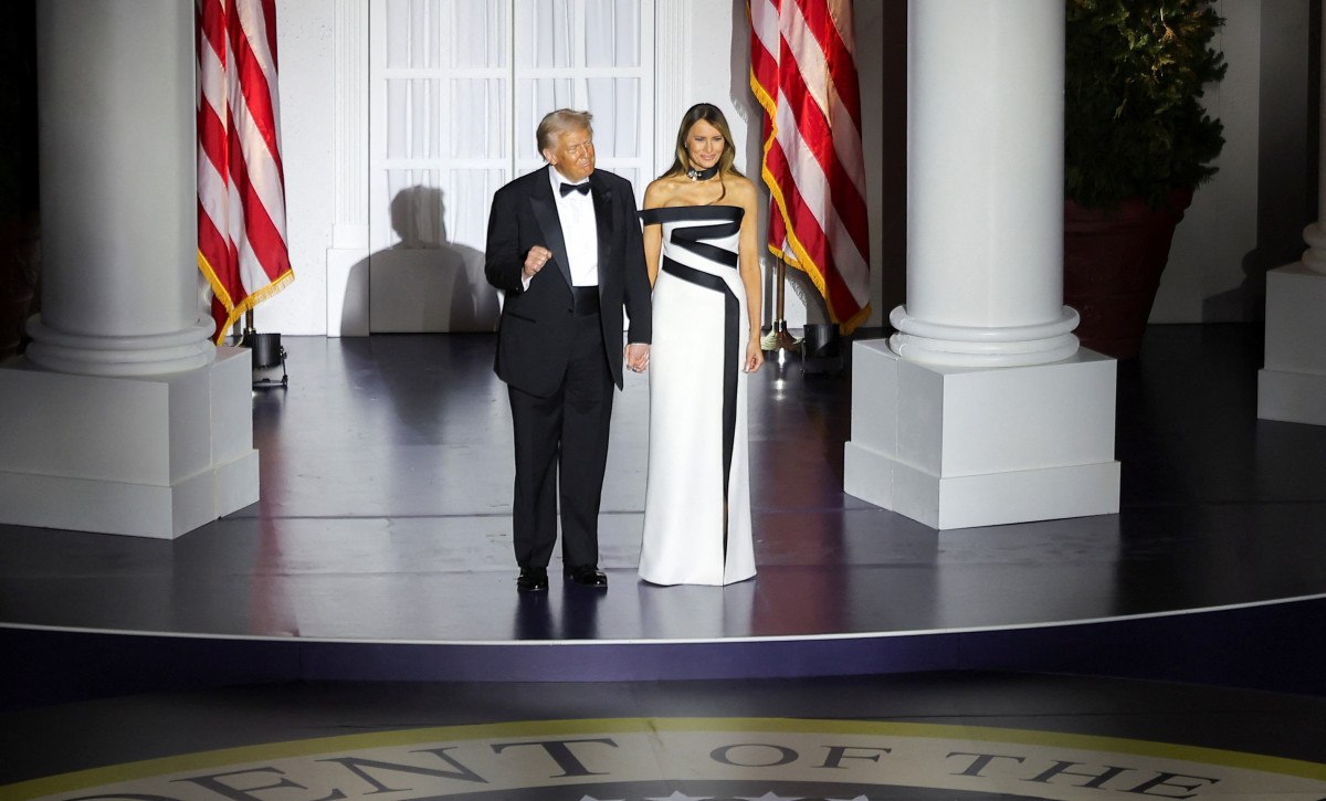 donald trump ve melania trump baskomutanlik balosunda dans etti 1 9ZyFBOWH