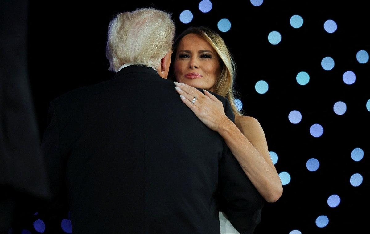 donald trump ve melania trump baskomutanlik balosunda dans etti 2 6iUqqc8J