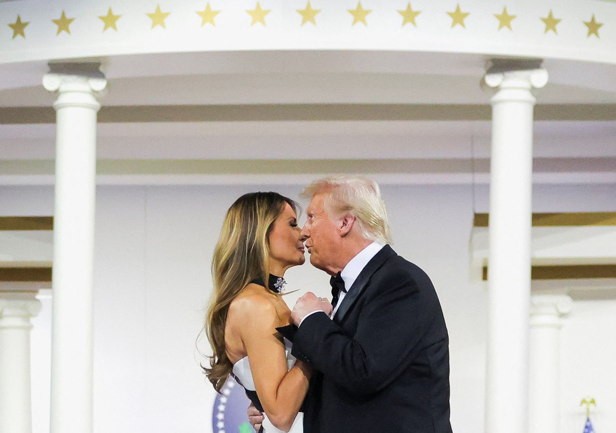 donald trump ve melania trump baskomutanlik balosunda dans etti 3 Gea5Y9X8