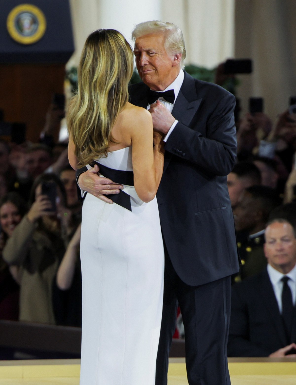 donald trump ve melania trump baskomutanlik balosunda dans etti 4 C5G2ODwA