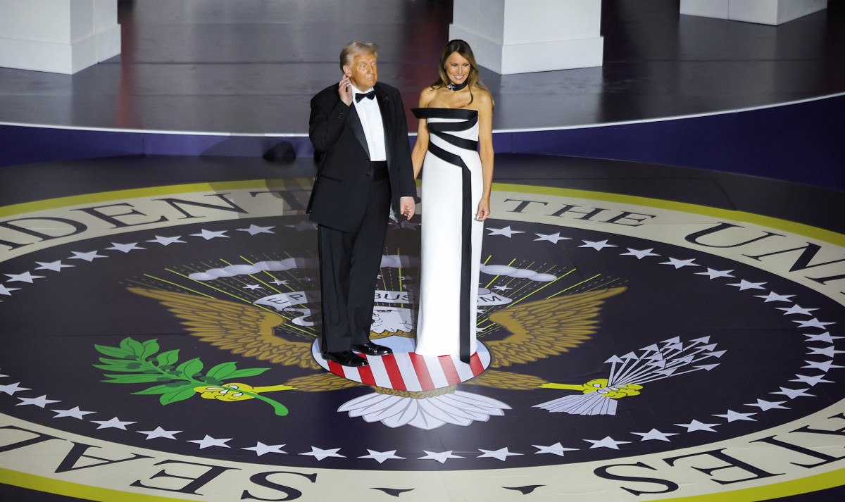 donald trump ve melania trump baskomutanlik balosunda dans etti 5 8eQW6vfg