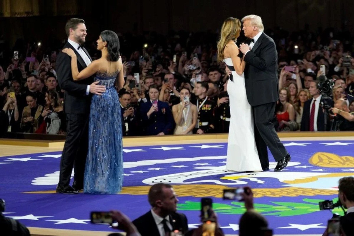 donald trump ve melania trump baskomutanlik balosunda dans etti 9 AltWZ6JW