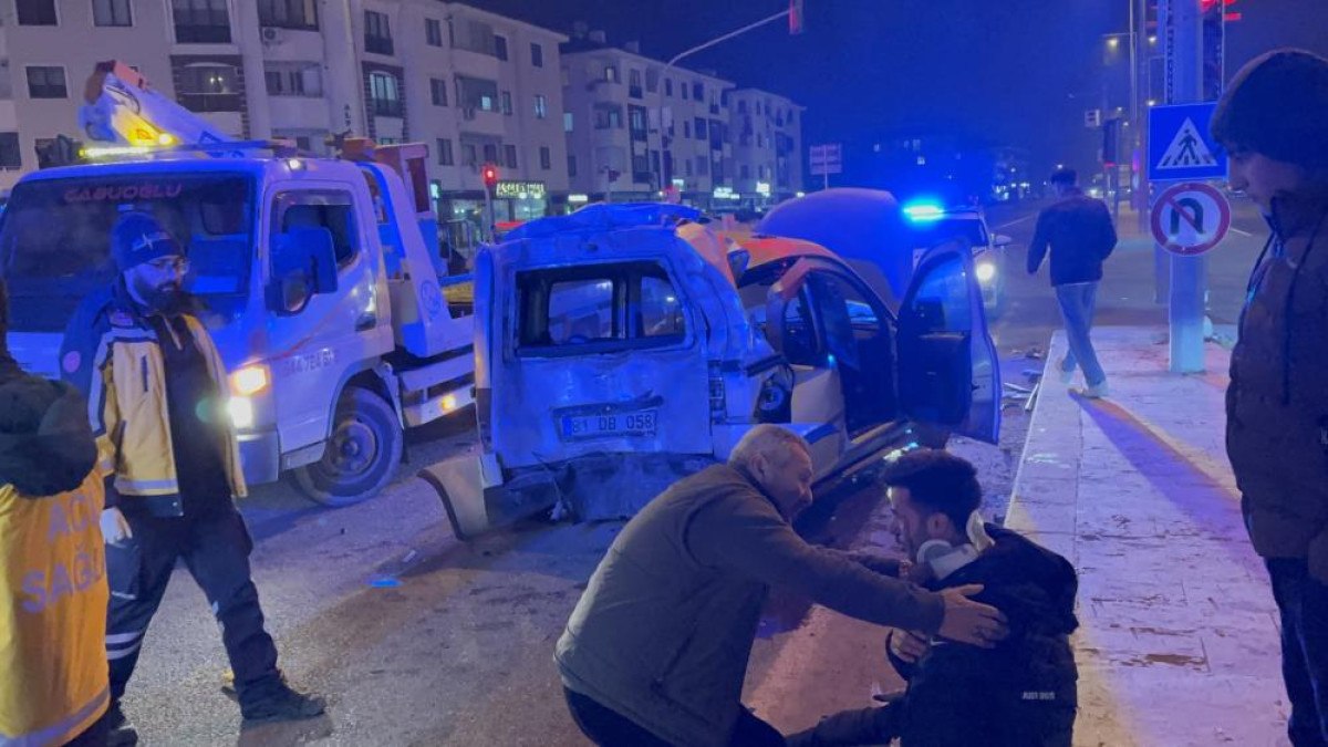 duzcede kirmizi isikta bekleyen araca kamyon carpti 3 yarali 0 lrDZ1kCM