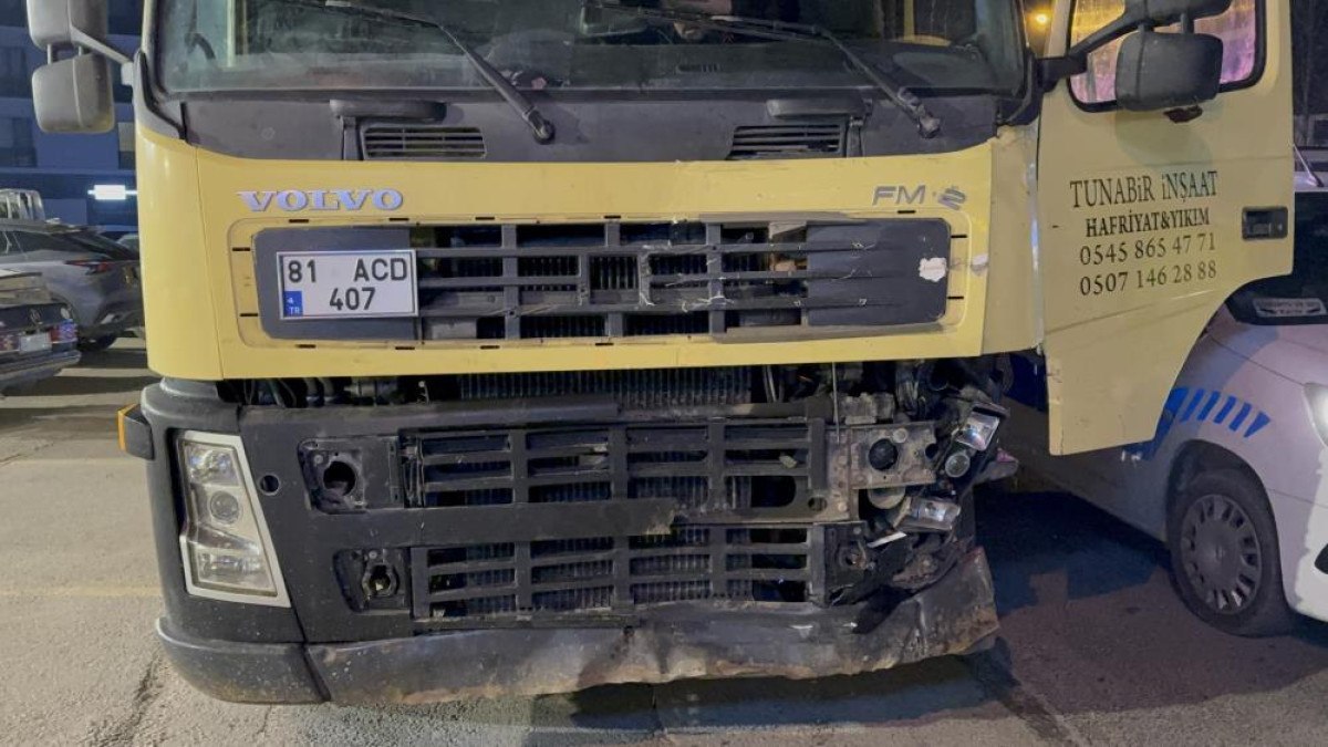 duzcede kirmizi isikta bekleyen araca kamyon carpti 3 yarali 1 lUXzWabL