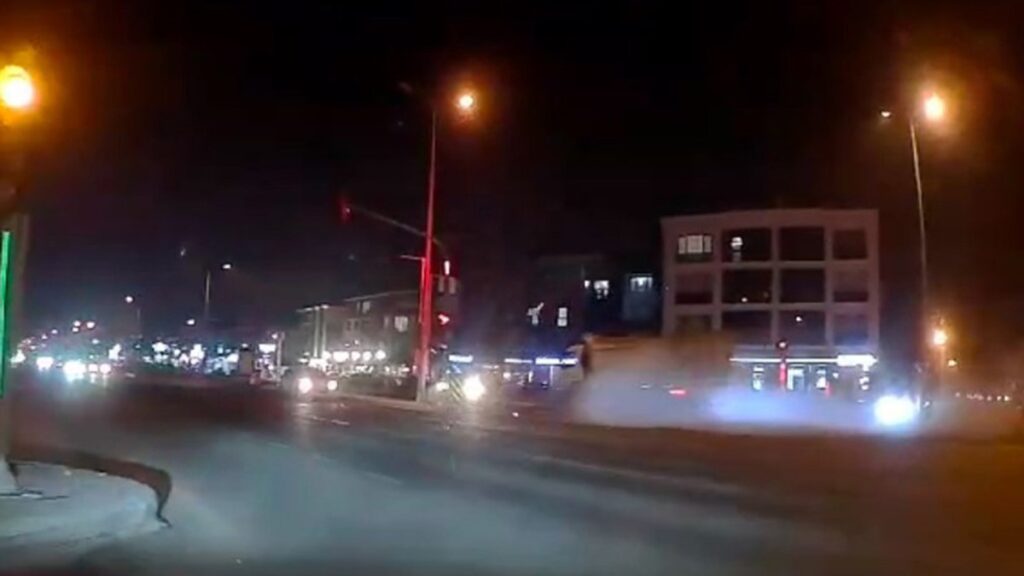 duzcede kirmizi isikta bekleyen araca kamyon carpti 3 yarali BHn8yknM