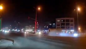 duzcede kirmizi isikta bekleyen araca kamyon carpti 3 yarali BHn8yknM