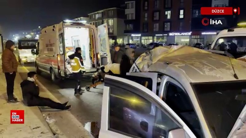 Düzce'de kırmızı ışıkta bekleyen araca kamyon çarptı 1 duzcede kirmizi isikta bekleyen araca kamyon carpti eHfiJsY2