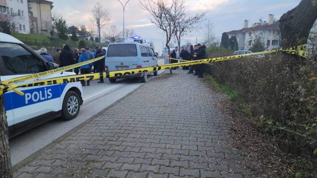 duzcede minibusunu park eden surucu kalp krizi gecirip oldu zgQPS6ml