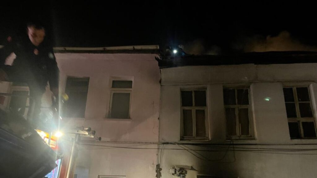 eskisehirde bir kadin evinin kul olusunu gozyaslariyla izledi xspmisK6