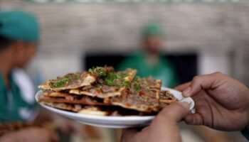etli ekmege deri peynire nisasta sucuga ve kagit kebabina kanatli eti kattilar aDY7Z7mk
