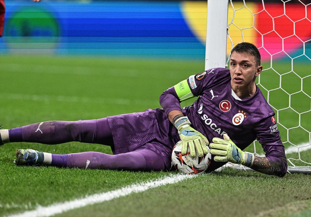 galatasaray taraftari fernando muslerayi islikladi 2 pgnjpBRw
