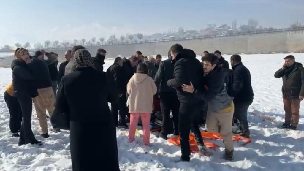 hakkaride sokak kopeklerinden kucuk cocuga saldiri nqwPeguG