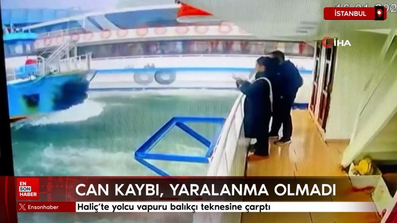 Haliç'te yolcu vapuru balıkçı teknesine çarptı 1 halicte yolcu vapuru balikci teknesine carpti z6sOLJ42